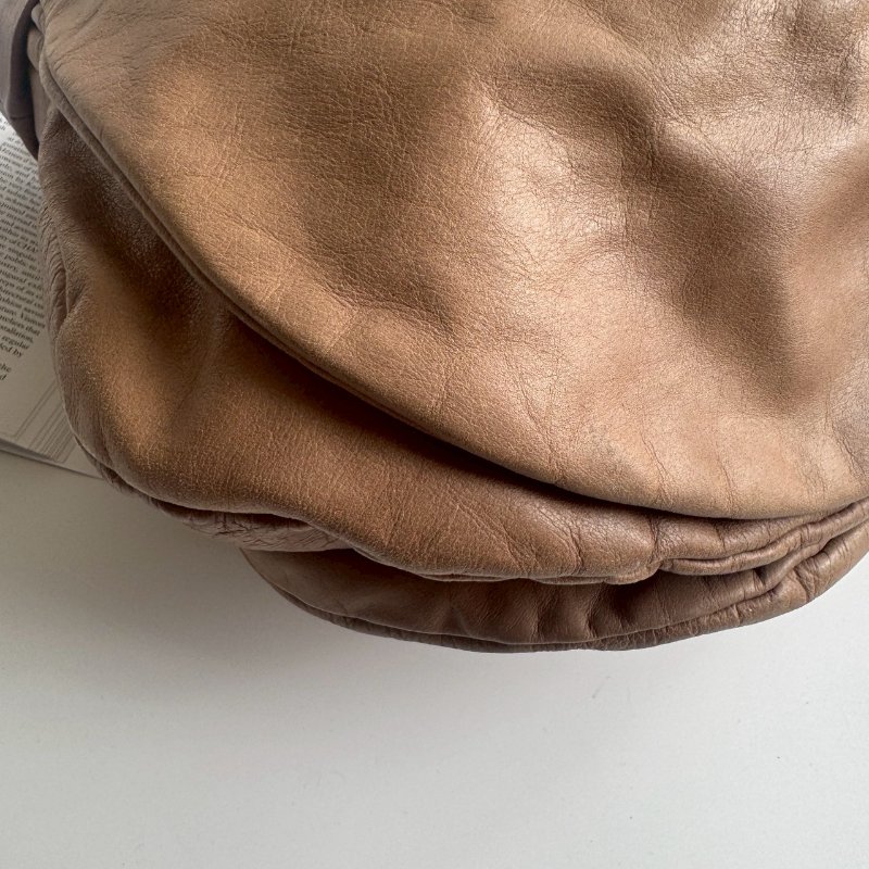 Marc Jacobs 膚色皮革直式半圓單肩包-6