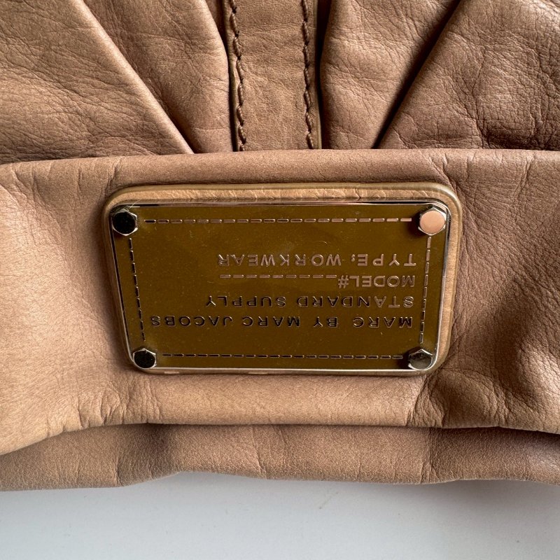 Marc Jacobs 膚色皮革直式半圓單肩包-7