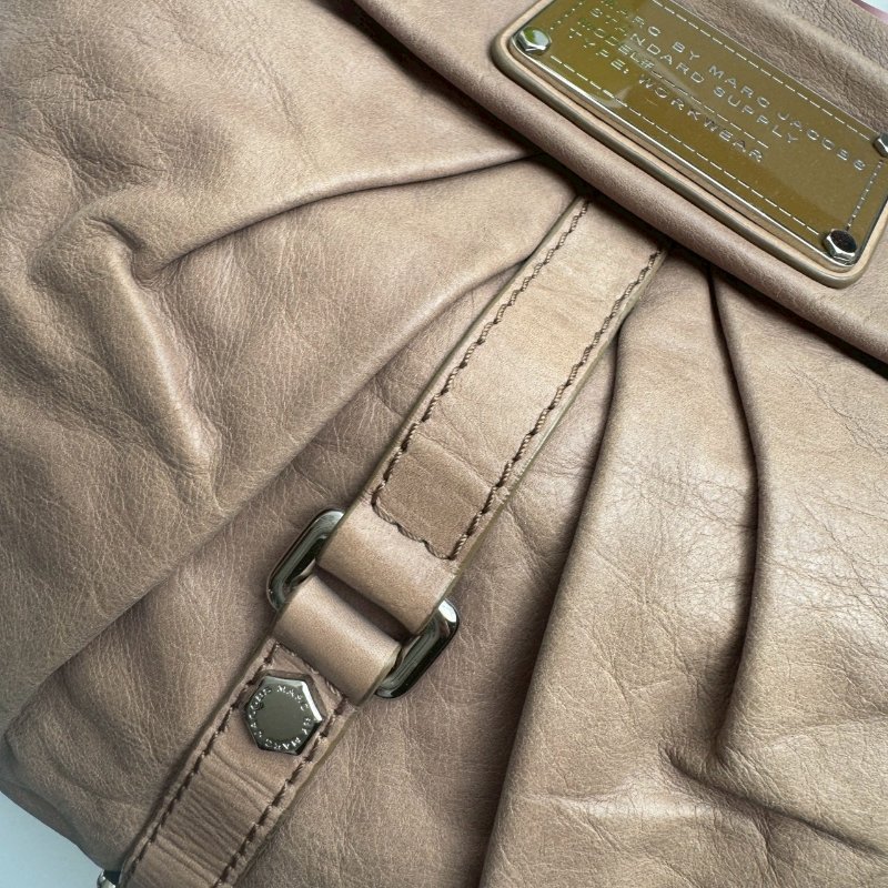 Marc Jacobs 膚色皮革直式半圓單肩包-9