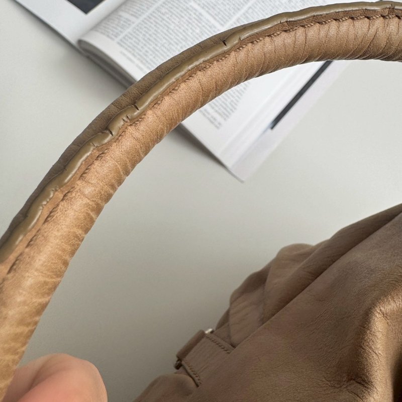 Marc Jacobs 膚色皮革直式半圓單肩包-13