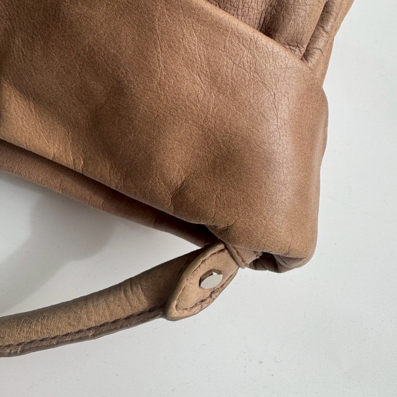 Marc Jacobs 膚色皮革直式半圓單肩包-17