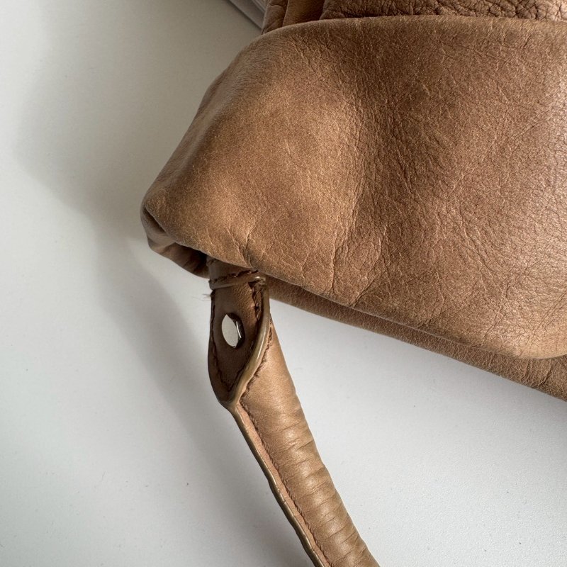 Marc Jacobs 膚色皮革直式半圓單肩包-18