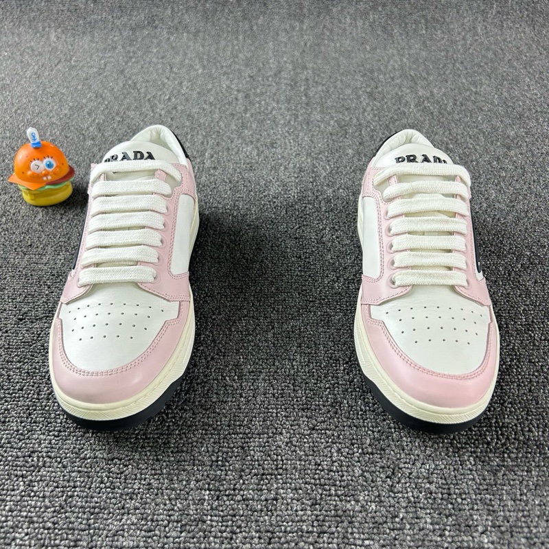 Prada普拉達粉色板鞋 尺碼：35.5 詳情：整體成色不錯 下地個位數  粉色時尚減齡 徽標-1