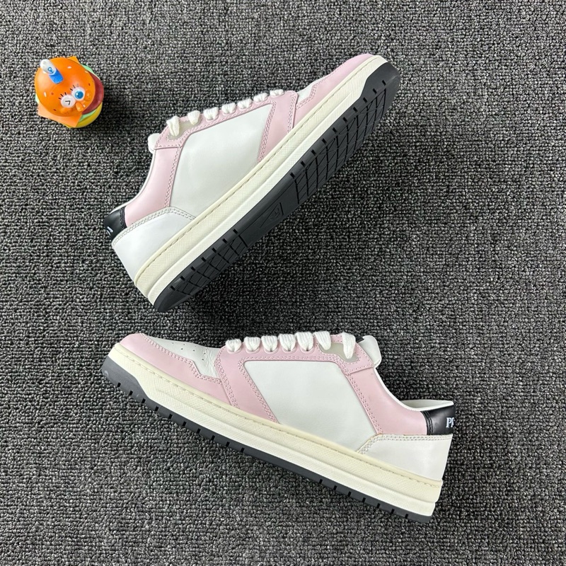 Prada普拉達粉色板鞋 尺碼：35.5 詳情：整體成色不錯 下地個位數  粉色時尚減齡 徽標-2