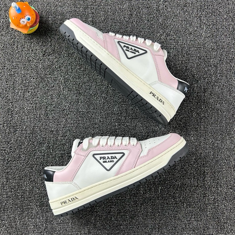 Prada普拉達粉色板鞋 尺碼：35.5 詳情：整體成色不錯 下地個位數  粉色時尚減齡 徽標-3