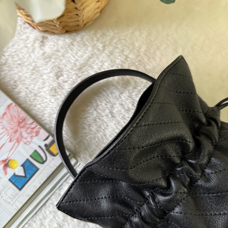 Blondie 縫線皮革束口迷你水桶包(黑色)-8