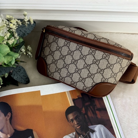 GG Emblem 塗層帆布及皮革腰包/胸口包(烏木/深棕色)