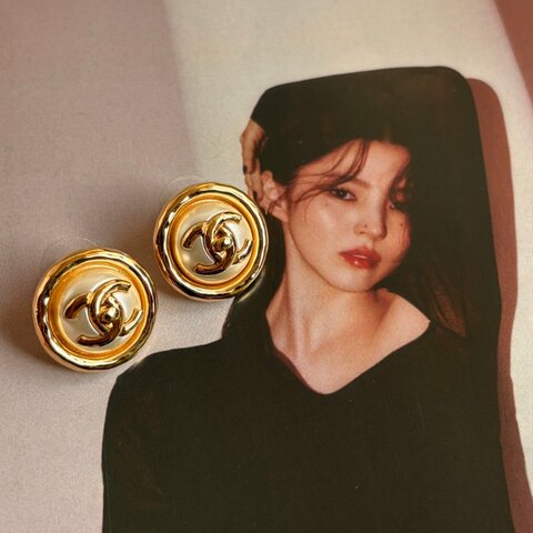 ::CHANEL:: B24 宮廷華麗風格 轉釦雙C造型 LOGO珍珠圓形造型穿式耳環 (白/金色)