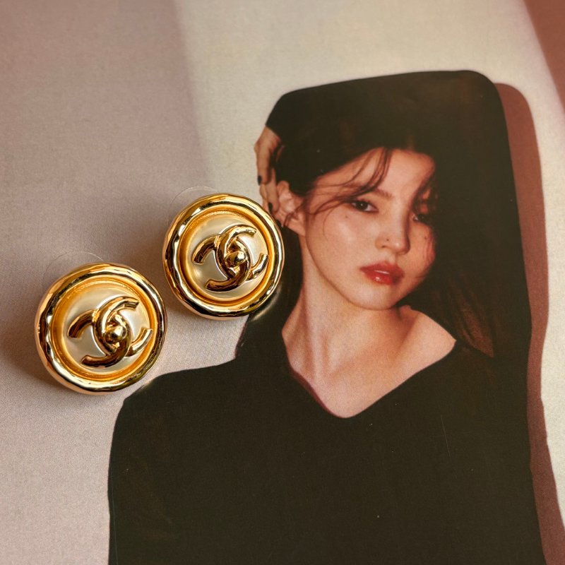 ::CHANEL:: B24 宮廷華麗風格 轉釦雙C造型 LOGO珍珠圓形造型穿式耳環 (白/金色)-0