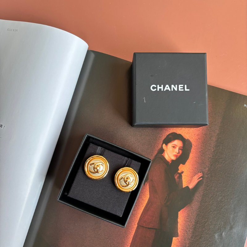 ::CHANEL:: B24 宮廷華麗風格 轉釦雙C造型 LOGO珍珠圓形造型穿式耳環 (白/金色)-1