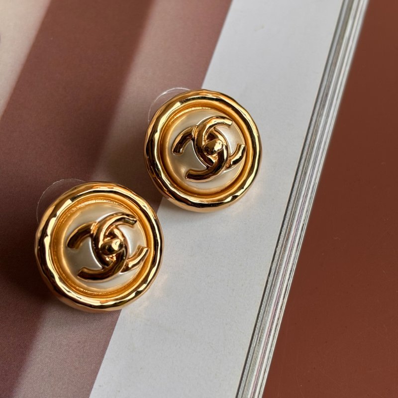 ::CHANEL:: B24 宮廷華麗風格 轉釦雙C造型 LOGO珍珠圓形造型穿式耳環 (白/金色)-2