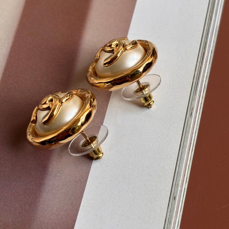 ::CHANEL:: B24 宮廷華麗風格 轉釦雙C造型 LOGO珍珠圓形造型穿式耳環 (白/金色)-3