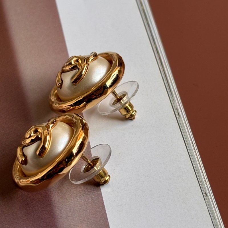 ::CHANEL:: B24 宮廷華麗風格 轉釦雙C造型 LOGO珍珠圓形造型穿式耳環 (白/金色)-4