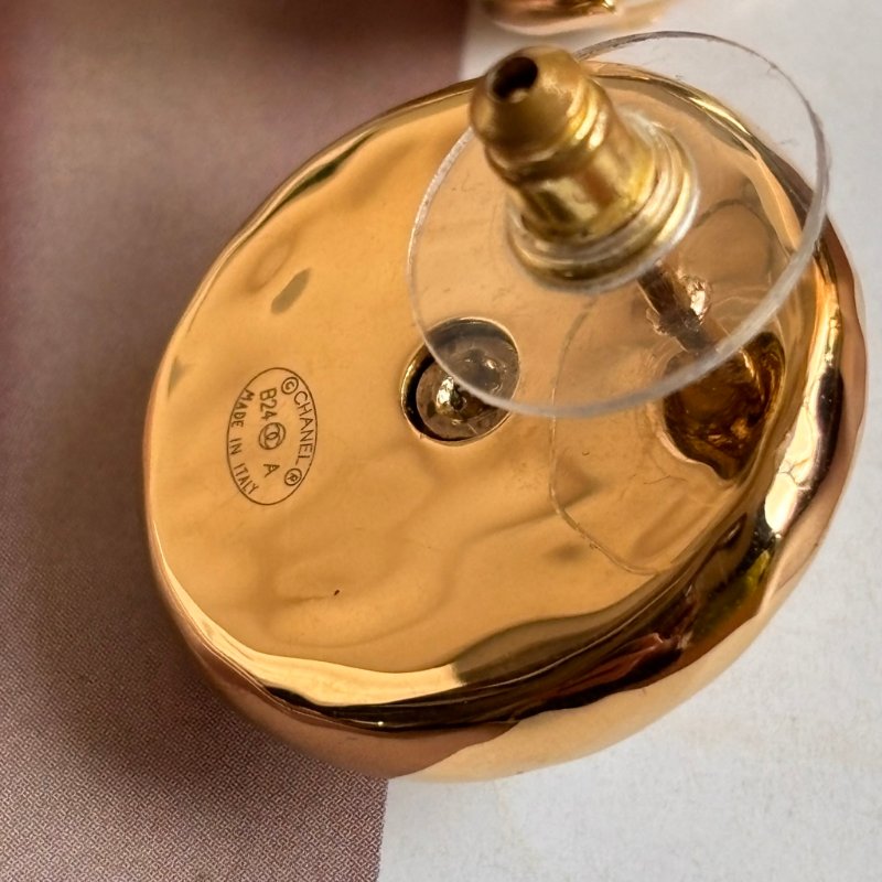 ::CHANEL:: B24 宮廷華麗風格 轉釦雙C造型 LOGO珍珠圓形造型穿式耳環 (白/金色)-5