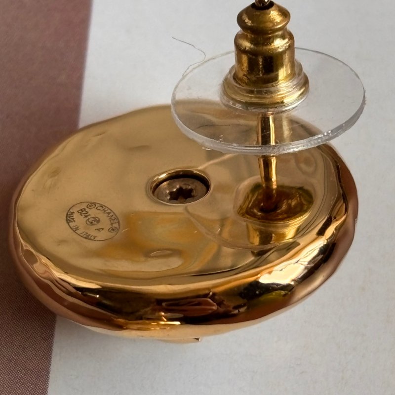 ::CHANEL:: B24 宮廷華麗風格 轉釦雙C造型 LOGO珍珠圓形造型穿式耳環 (白/金色)-6