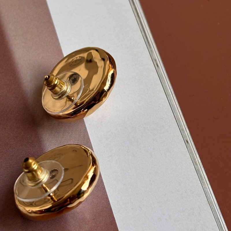 ::CHANEL:: B24 宮廷華麗風格 轉釦雙C造型 LOGO珍珠圓形造型穿式耳環 (白/金色)-8