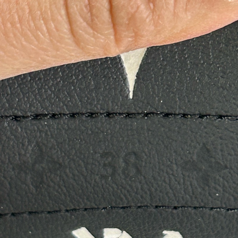 Louis Vuitton路易威登白色錯位板鞋 尺碼：38-5