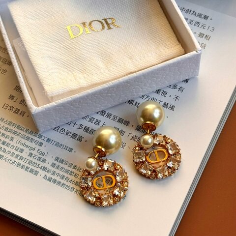::Dior:: Tribales CD字樣 金色飾面金屬、白色珍珠水晶墜式耳環