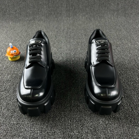 99新 未使用過 Prada普拉达黑色厚底鞋 尺码：36 黑色简约时尚 牛皮舒适有质感 厚底增高显著