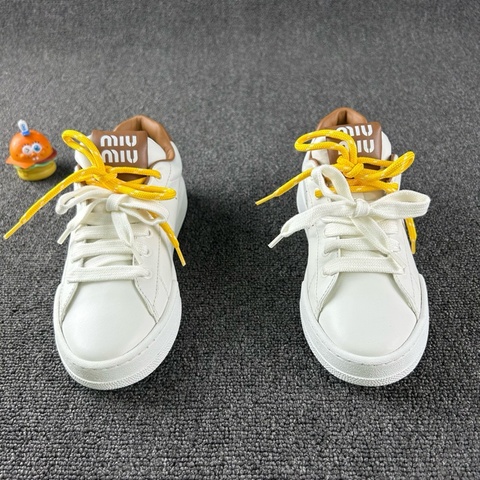 99新 miumiu繆繆白色板鞋 尺碼:37  25年新款 雙色鞋帶設計 經典時尚 百搭