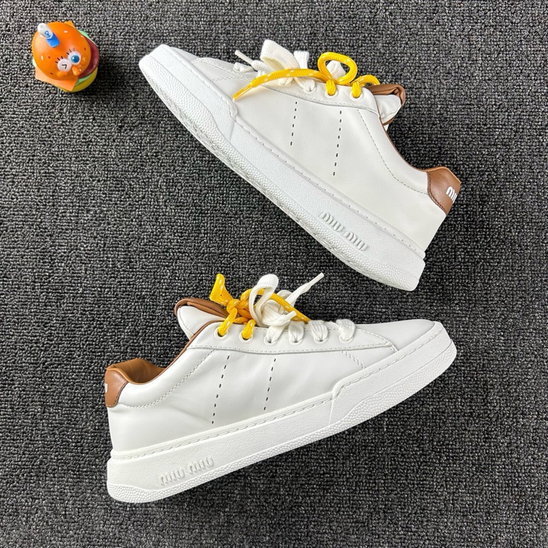 99新 miumiu繆繆白色板鞋 尺碼:37  25年新款 雙色鞋帶設計 經典時尚 百搭-3