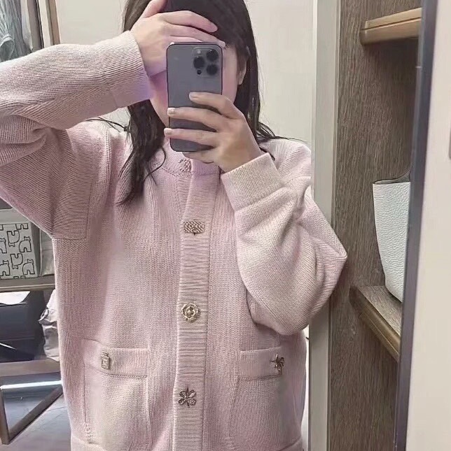 Chanel 粉色徽章紐扣羊絨毛衣開衫-2