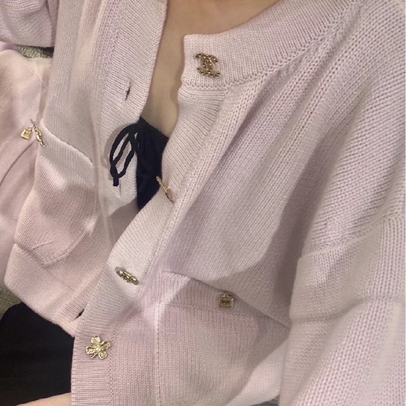 Chanel 粉色徽章紐扣羊絨毛衣開衫-3