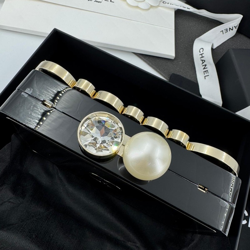 Chanel 2025/26 Plexi, Strass, Imitation Pearls & Gold-Tone Metal Black, Rhinestone & Golden Evening Bag-11