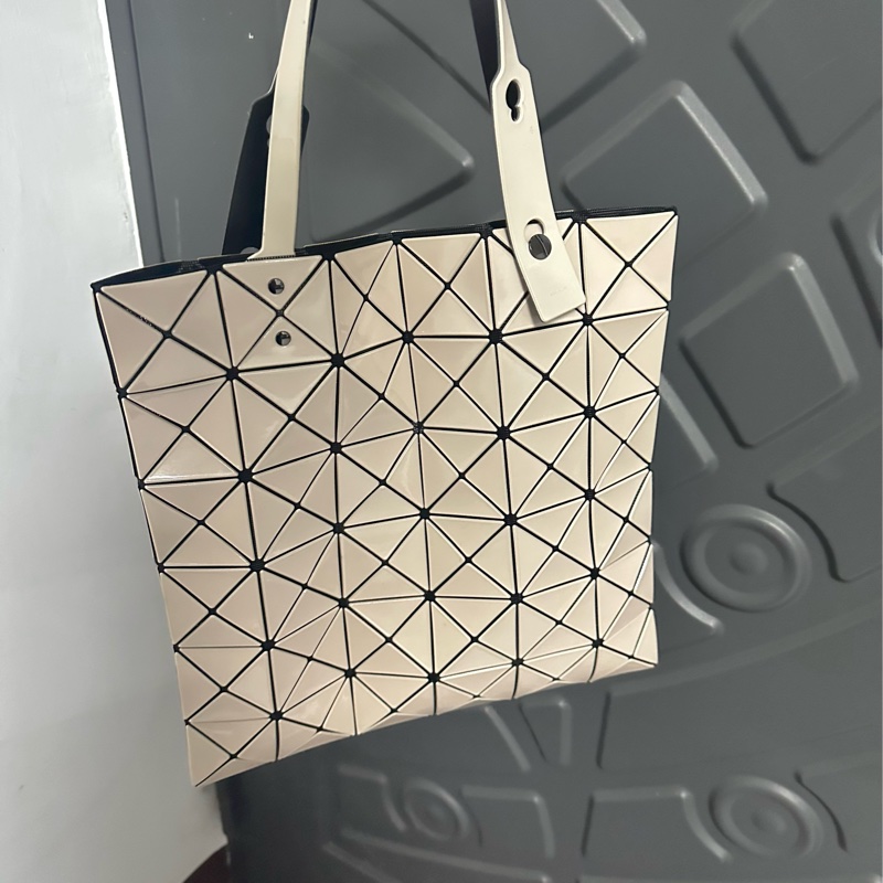 ISSEY MIYAKE 三宅一生 BAOBAO 經典6x6 亮面淡褐粉手提包✨-0