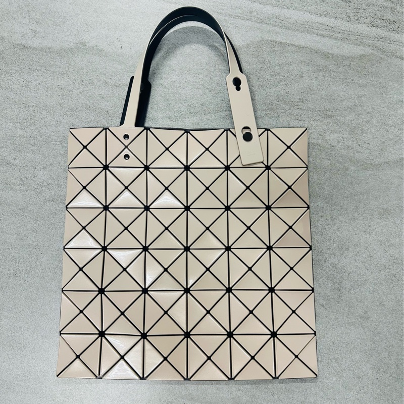 ISSEY MIYAKE 三宅一生 BAOBAO 經典6x6 亮面淡褐粉手提包✨-1