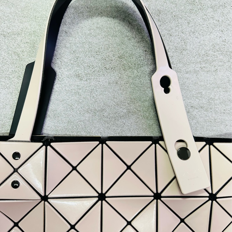 ISSEY MIYAKE 三宅一生 BAOBAO 經典6x6 亮面淡褐粉手提包✨-2
