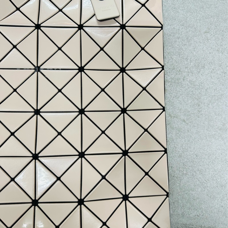 ISSEY MIYAKE 三宅一生 BAOBAO 經典6x6 亮面淡褐粉手提包✨-3
