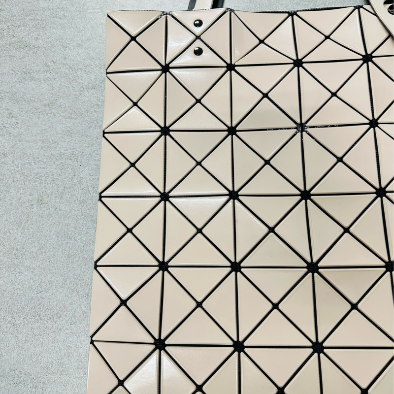 ISSEY MIYAKE 三宅一生 BAOBAO 經典6x6 亮面淡褐粉手提包✨-4