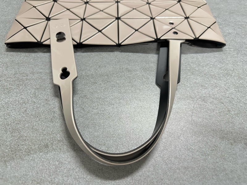 ISSEY MIYAKE 三宅一生 BAOBAO 經典6x6 亮面淡褐粉手提包✨-8