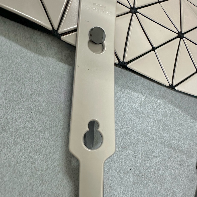 ISSEY MIYAKE 三宅一生 BAOBAO 經典6x6 亮面淡褐粉手提包✨-9