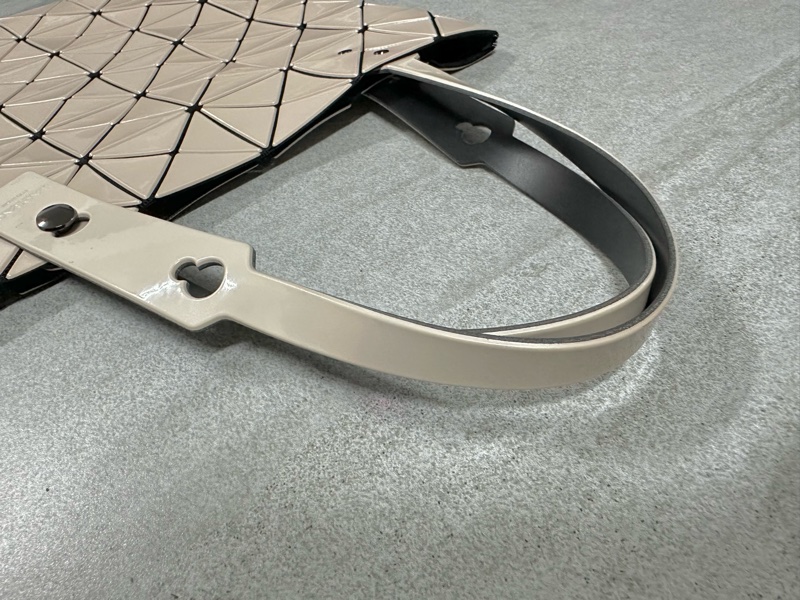 ISSEY MIYAKE 三宅一生 BAOBAO 經典6x6 亮面淡褐粉手提包✨-10