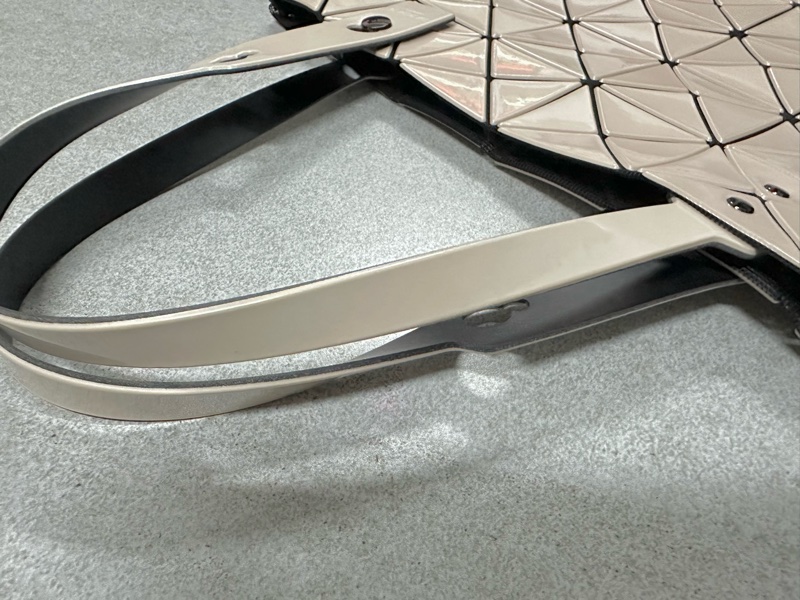 ISSEY MIYAKE 三宅一生 BAOBAO 經典6x6 亮面淡褐粉手提包✨-11