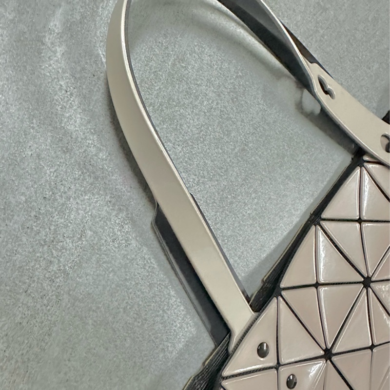 ISSEY MIYAKE 三宅一生 BAOBAO 經典6x6 亮面淡褐粉手提包✨-14
