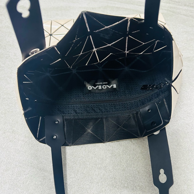 ISSEY MIYAKE 三宅一生 BAOBAO 經典6x6 亮面淡褐粉手提包✨-17
