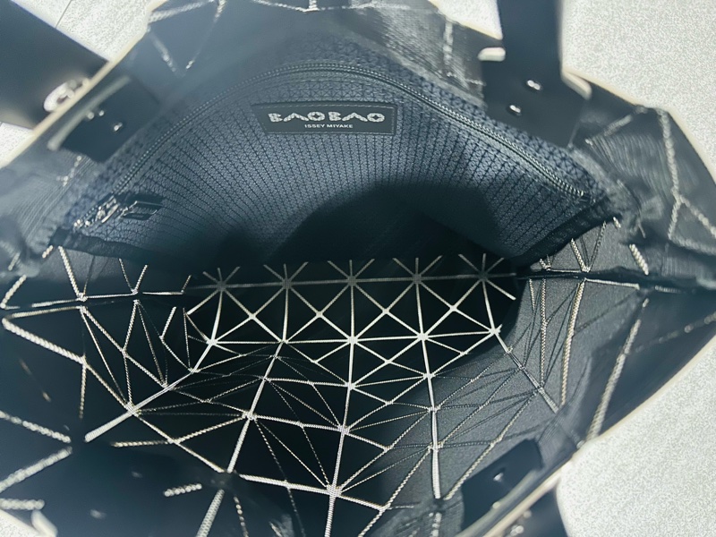 ISSEY MIYAKE 三宅一生 BAOBAO 經典6x6 亮面淡褐粉手提包✨-18