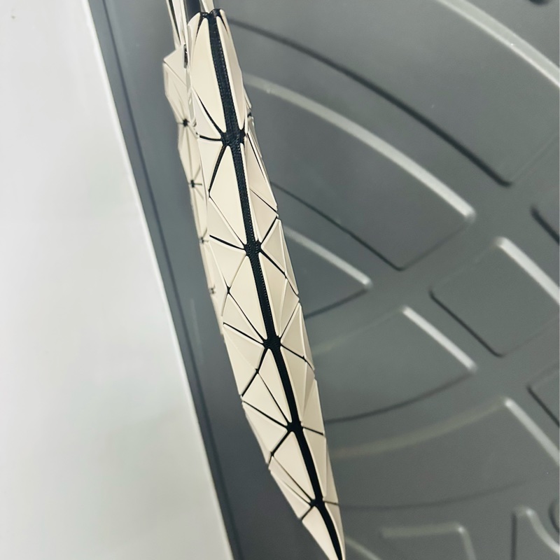 ISSEY MIYAKE 三宅一生 BAOBAO 經典6x6 亮面淡褐粉手提包✨-20