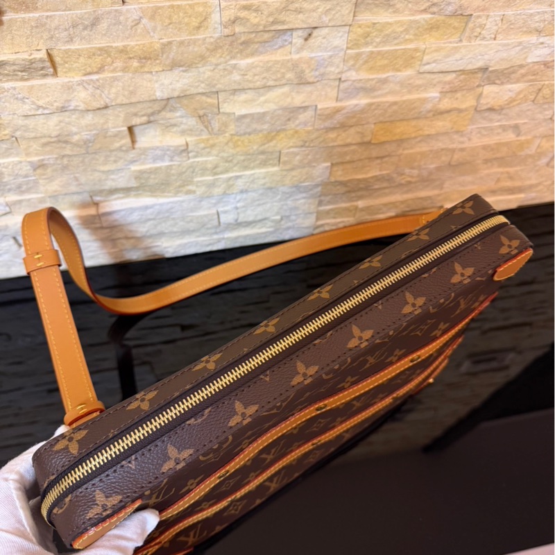 Lv M44754絕版限量老花soft trunk郵差包-17