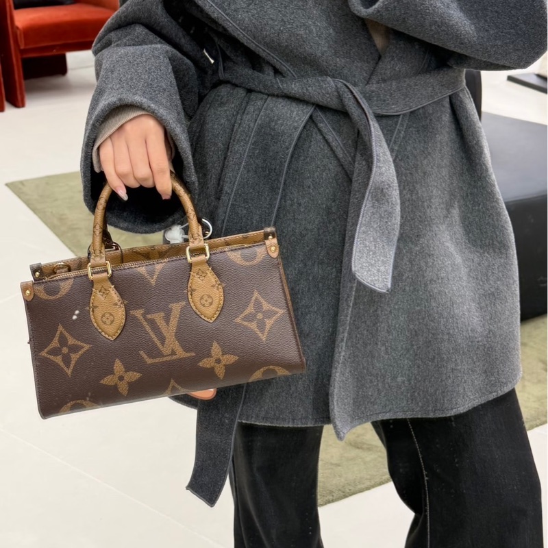 LV M46653 OnTheGo East West系列Reverse皮革飾邊帆布手提包 斜背包-1