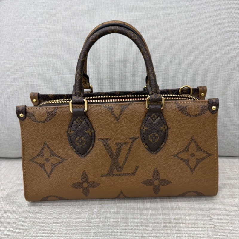 LV M46653 OnTheGo East West系列Reverse皮革飾邊帆布手提包 斜背包-8