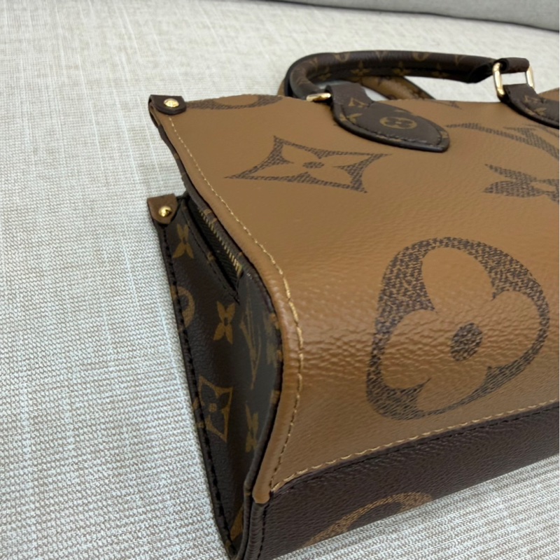 LV M46653 OnTheGo East West系列Reverse皮革飾邊帆布手提包 斜背包-12