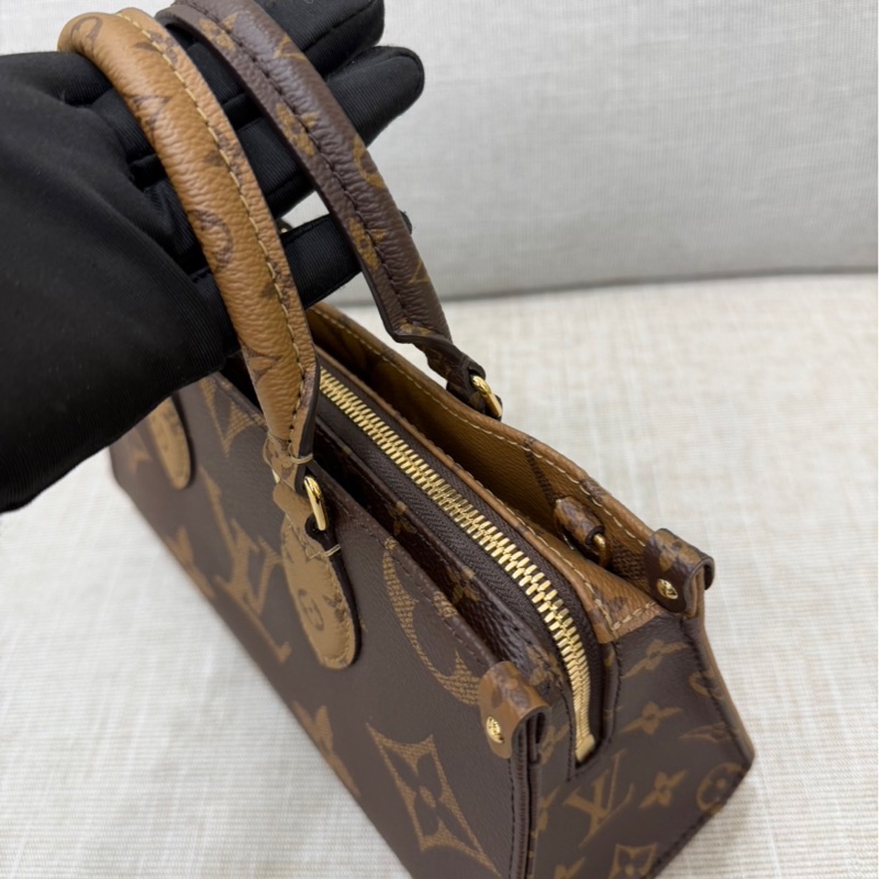 LV M46653 OnTheGo East West系列Reverse皮革飾邊帆布手提包 斜背包-17