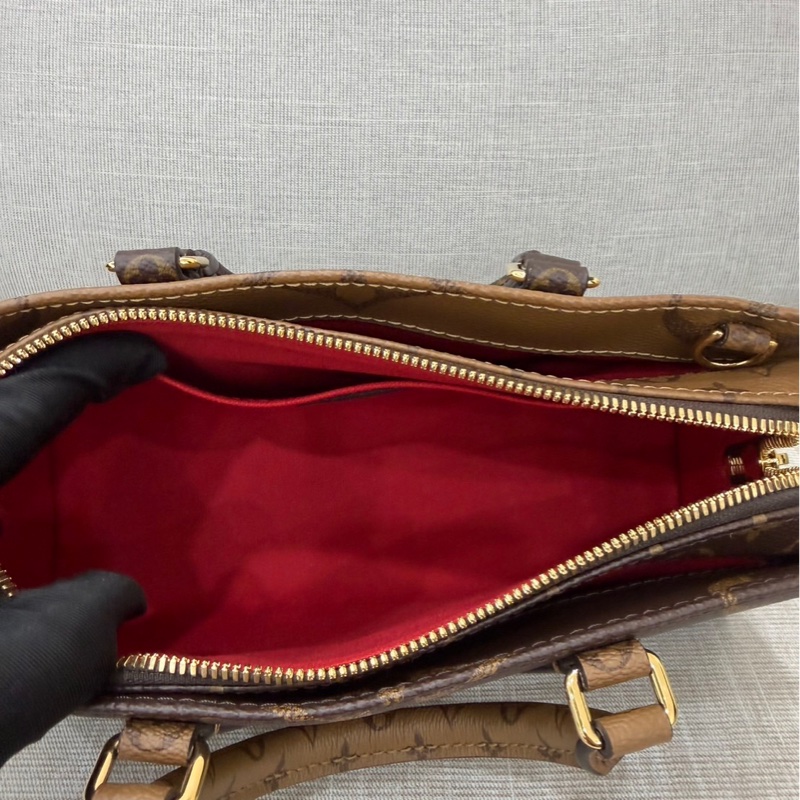 LV M46653 OnTheGo East West系列Reverse皮革飾邊帆布手提包 斜背包-22