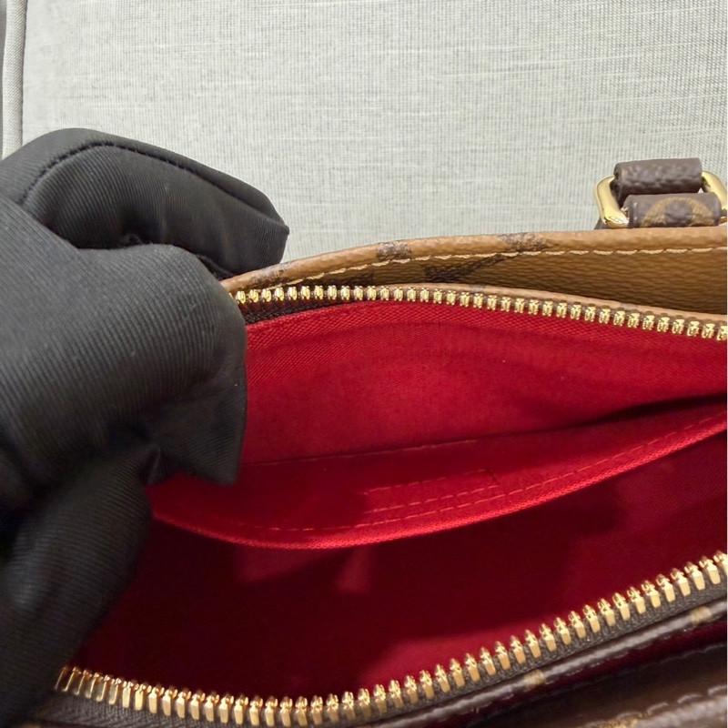 LV M46653 OnTheGo East West系列Reverse皮革飾邊帆布手提包 斜背包-23