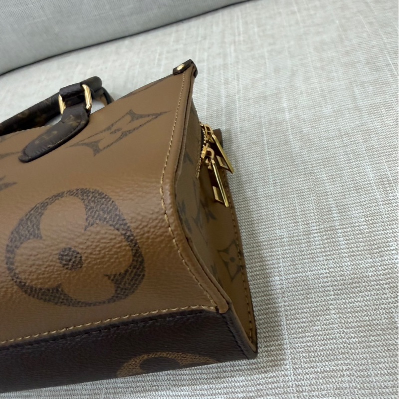 LV M46653 OnTheGo East West系列Reverse皮革飾邊帆布手提包 斜背包-37