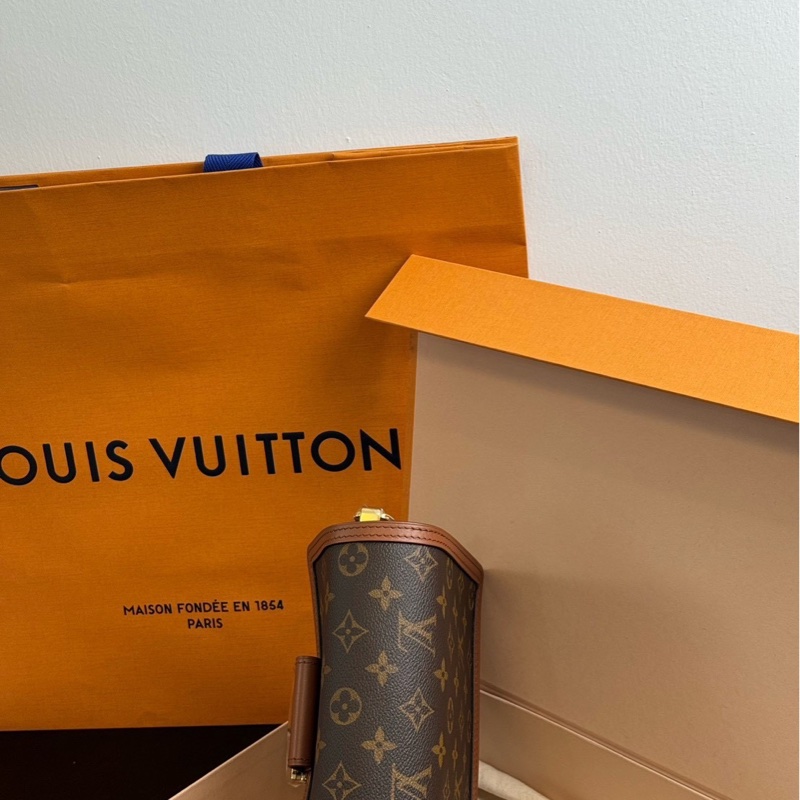 全新閒置品 25年LV達芙妮小號-1